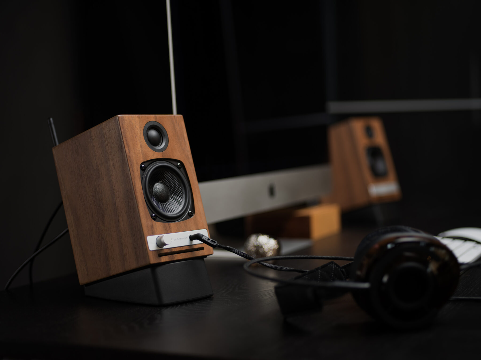 HD3 Walnut Desktop with Headphones 1 2048x1536